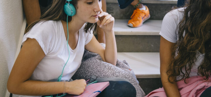 estudante-com-fones-de-ouvido