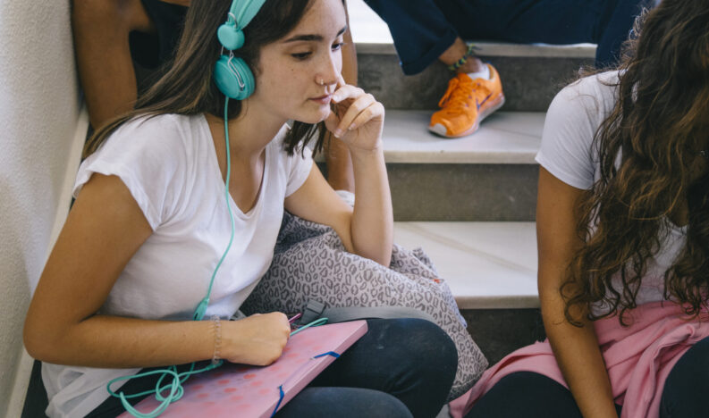 estudante-com-fones-de-ouvido